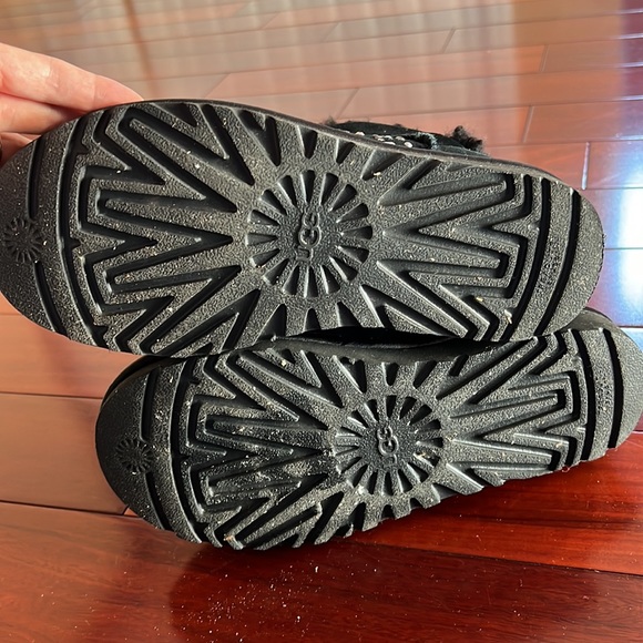 Ugg - Picture 4 of 4